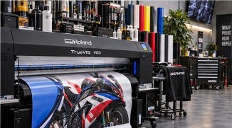 Roland TrueVIS VG3 en impression — graphisme moto dans l’atelier GXS Racing