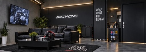Lounge atelier GXS Racing — canapé, logo GXSRACING et tapis GOOD IDEAS BETTER WRAPS