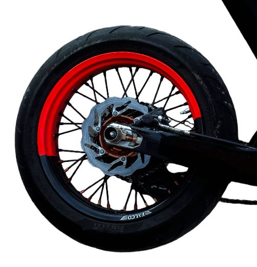 Roue de supermotard avec le kit sticker jante rouge, bande entière visible